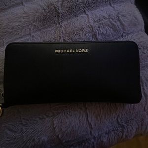 MICHAEL KORS WALLET!!